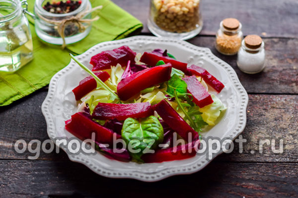 Coupez les betteraves et disposez-les sur la salade.