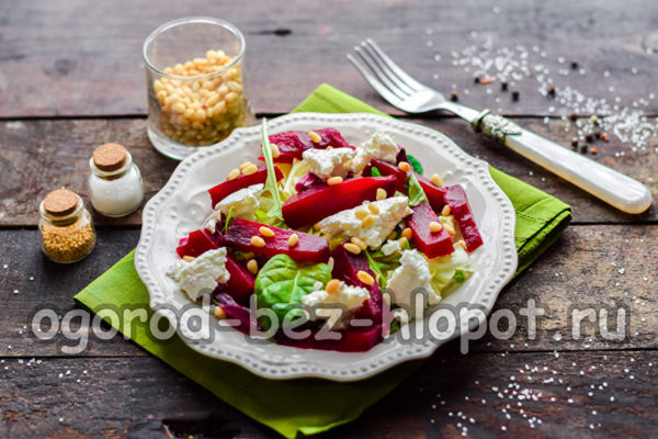 La salade de betteraves au fromage de chèvre est prête.