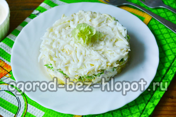 Décorez la salade avec une rose de chou.
