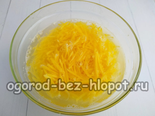 Remojar las patatas en agua
