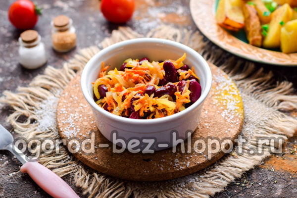 L'insalata con fagioli, cipolle e carote è pronta