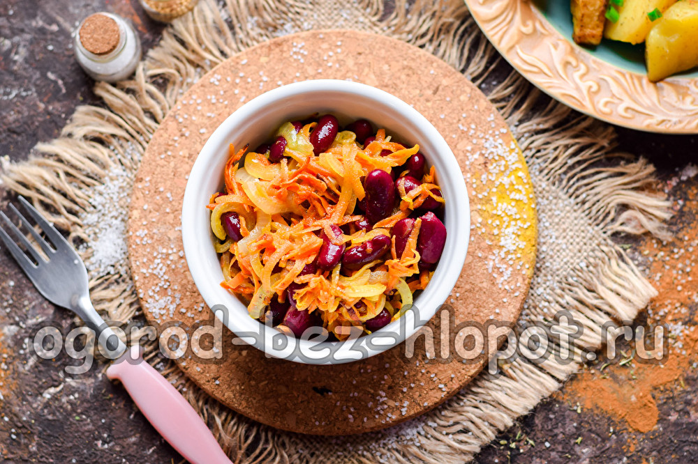 insalata con fagioli in scatola, cipolle e carote