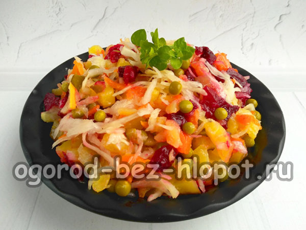 Gib die Vinaigrette auf einen Teller.
