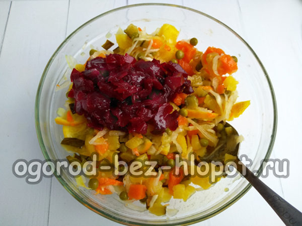 Füge dem Salat Rote Bete hinzu.