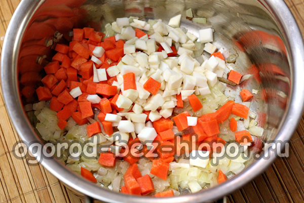 ajouter de l'ail, des carottes, du céleri