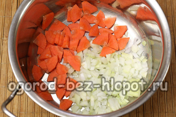 soğan ve havuçları soteleyin