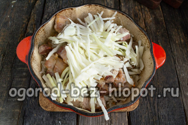 Geben Sie den zerkleinerten Weißkohl hinzu.