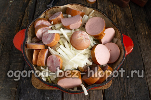 Füge geräucherte Wurst und Frankfurter hinzu.