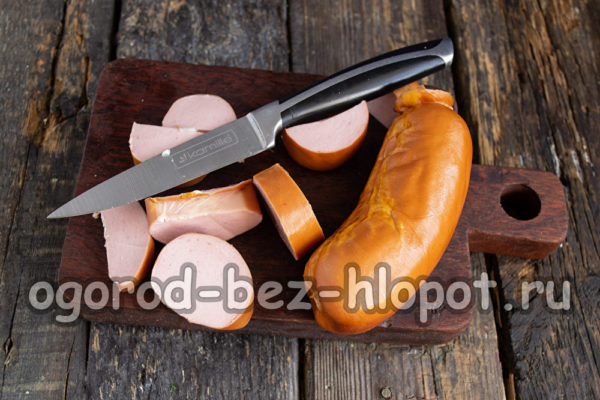 Die Würstchen schneiden