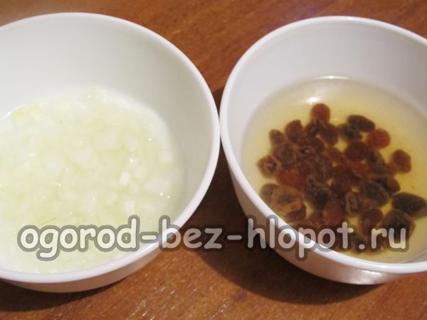 Versez de l'eau bouillante sur les raisins secs et faites mariner les oignons.
