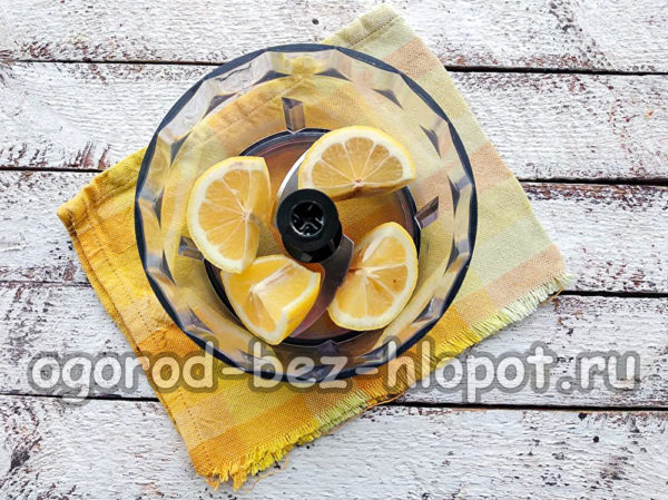 Die Zitrone in Scheiben schneiden und in eine Mixschüssel geben.