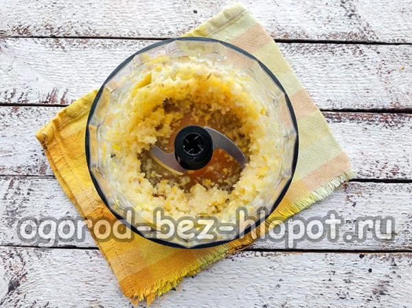 Die Zitrone klein schneiden