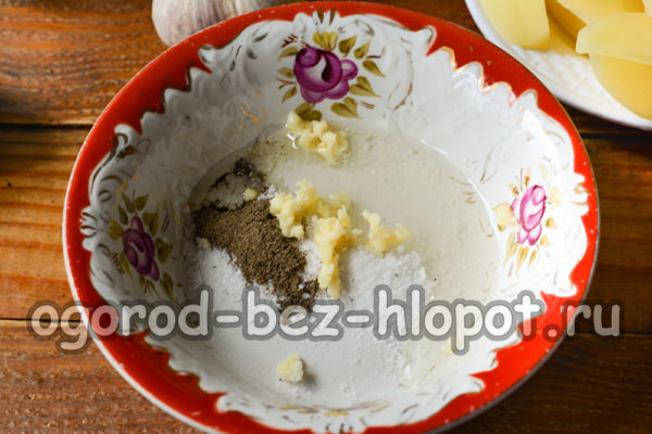 mescolare aglio e spezie