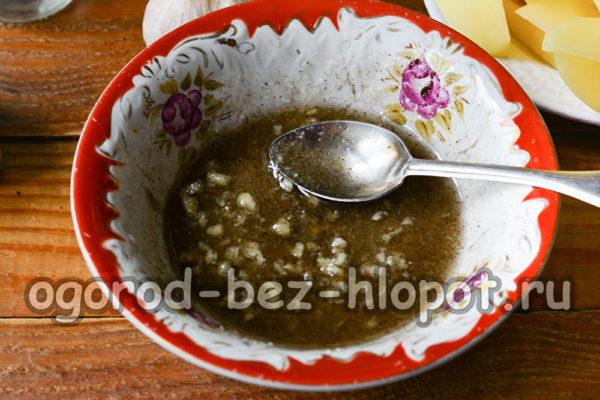 versare l'olio vegetale
