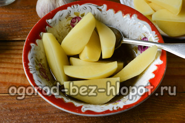 mescolare le patate con il condimento