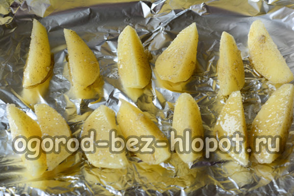 disporre le patate su una teglia
