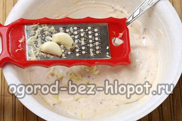 sarımsağı rendeleyin