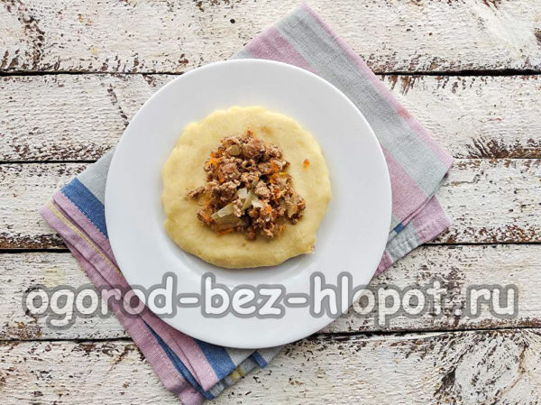 Déposez la garniture sur la purée.