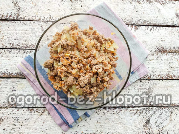 Déposez la viande hachée dans une assiette.