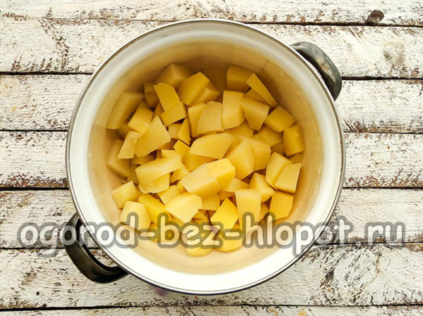 Égouttez l'eau des pommes de terre