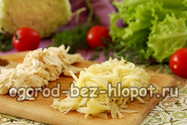 τρίψτε τις πατάτες, ψιλοκόψτε το κοτόπουλο