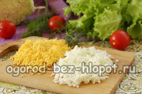 τρίψτε τα ασπράδια και τους κρόκους των αυγών