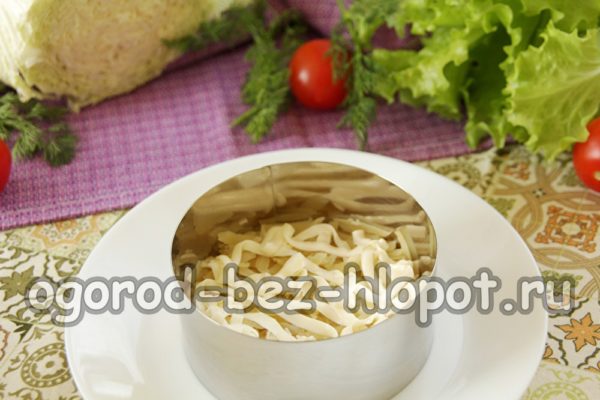 αλείφουμε μια στρώση πατάτας με μαγιονέζα