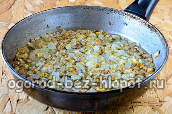 soffriggere le cipolle in una padella