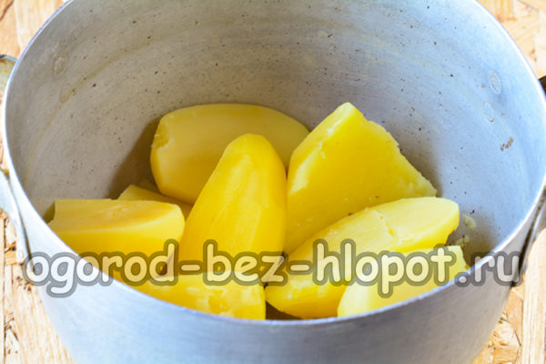scolare l'acqua dalle patate
