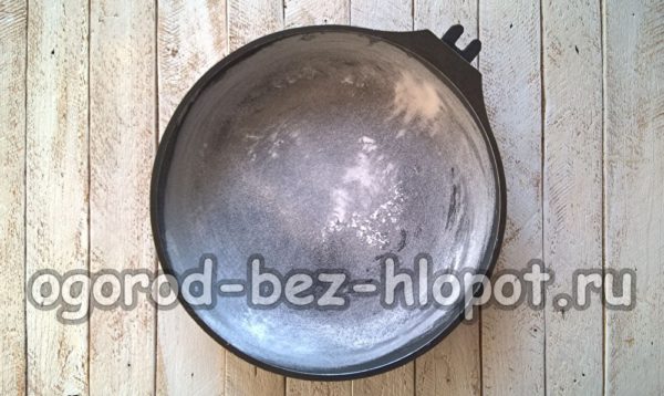 grease the pan with butter and sprinkle with flour