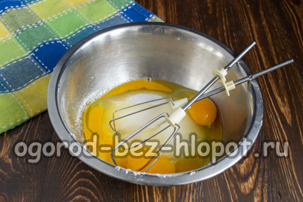mescolare le uova con lo zucchero