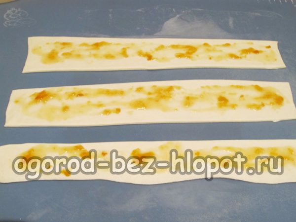 mit Marmelade bestreichen