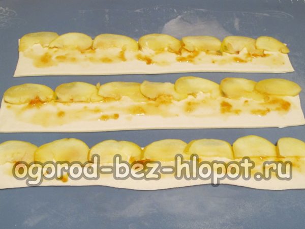 Die Apfelscheiben auslegen