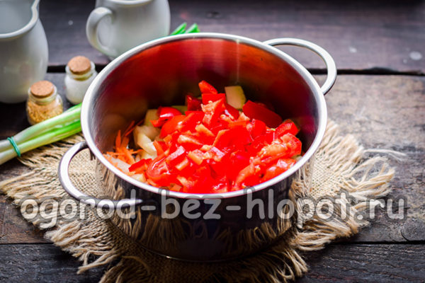βάζουμε τα λαχανικά σε ένα τηγάνι
