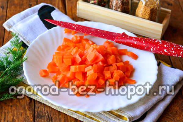 нарежете морковите