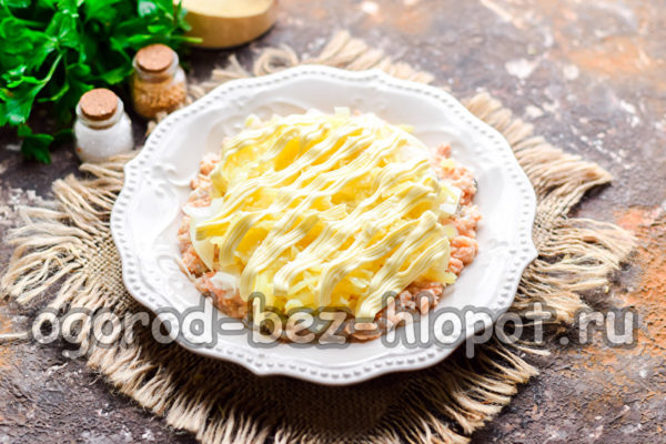 намажете слой картофи с майонеза