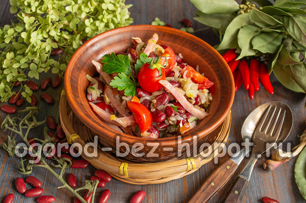 Obzhorka-Salat mit Bohnen und geräucherter Wurst