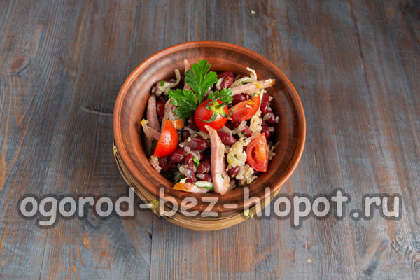 Mit Kräutern und Tomaten garnieren