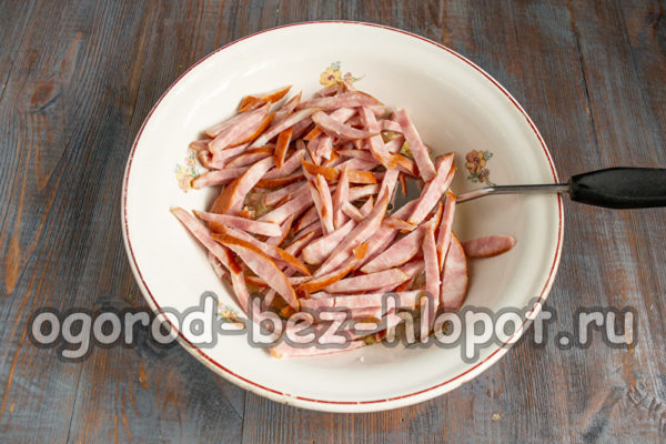 Die Wurst zerschneiden