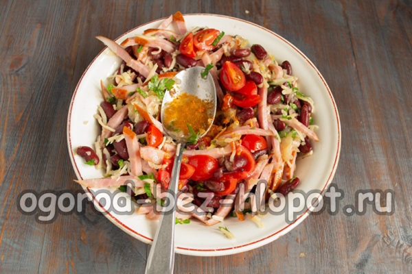 Den Salat mit Öl und Gewürzen würzen.