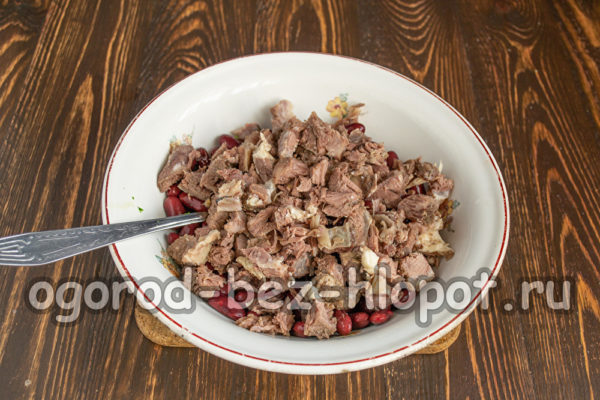 Corta la carne en cubos.