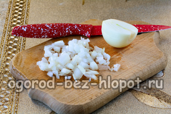 Die Zwiebel in Würfel schneiden.