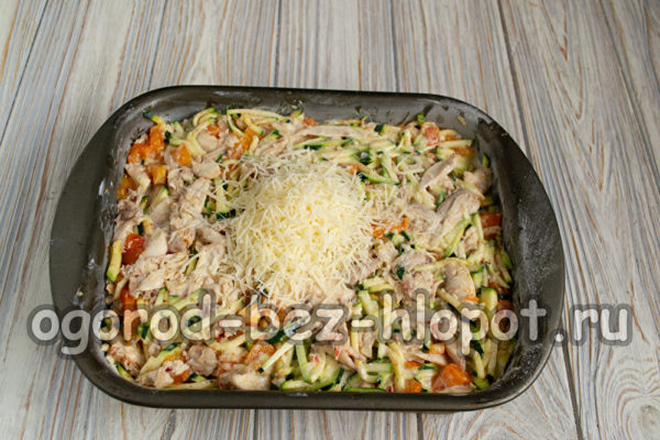 Versez la pâte, saupoudrez de fromage