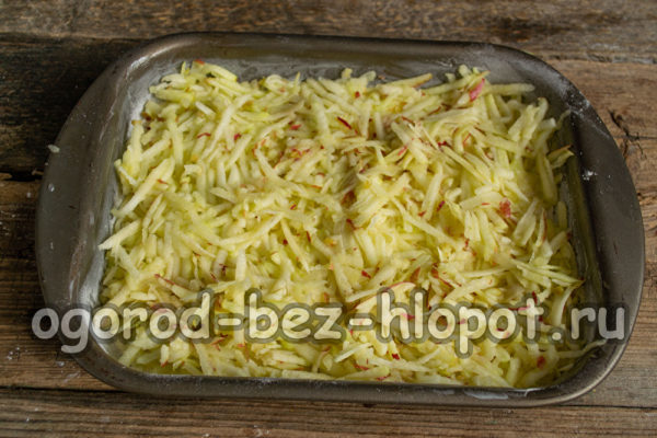 Eine Schicht geriebene Äpfel daraufgeben