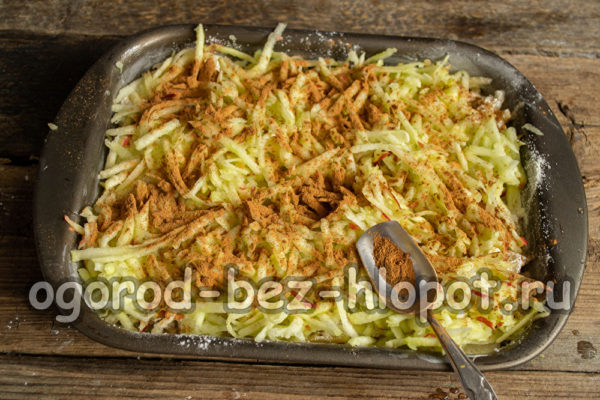 eine Schicht Äpfel mit Honig und Zimt