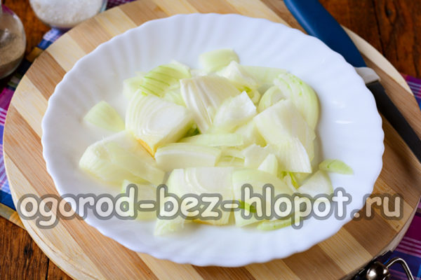 Zwiebel schälen und hacken
