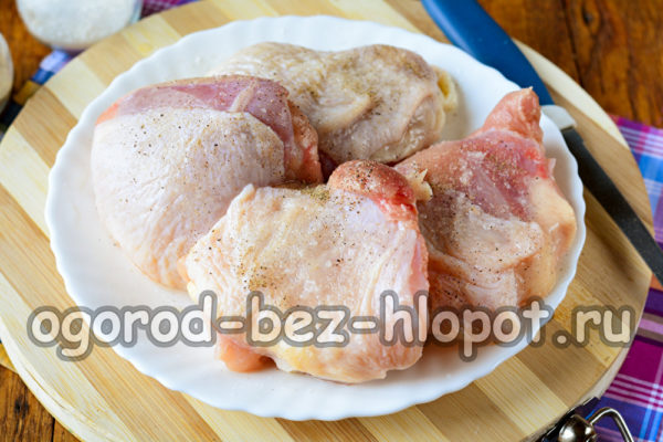 Reiben Sie das Fleisch mit Salz und Pfeffer ein.