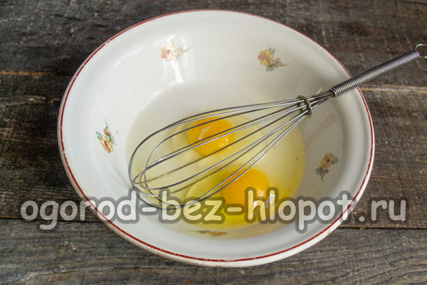 Rompe dos huevos en un bol