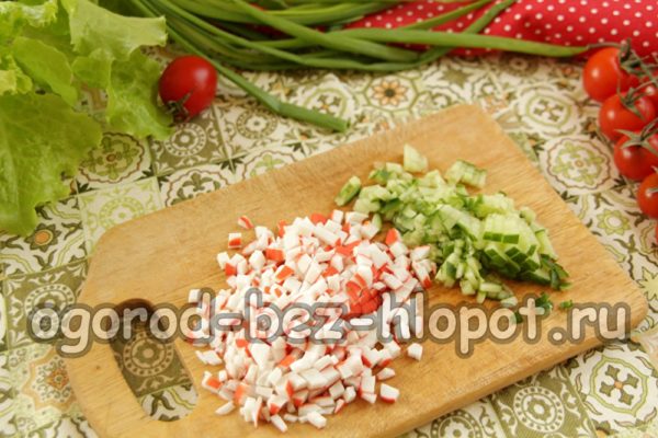 tagliare i bastoncini di granchio e il cetriolo