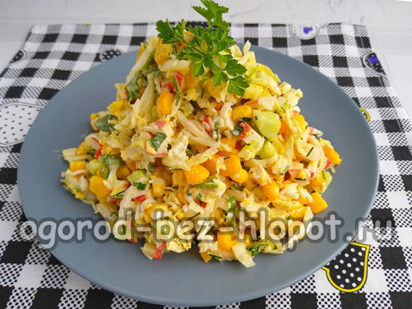 Den Salat auf einen Teller geben.